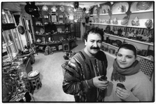 406351 Portret van Hammou en Kokkie Talha in hun winkel met Marokkaanse spullen (Willemstraat 59, hoek Waterstraat) te ...